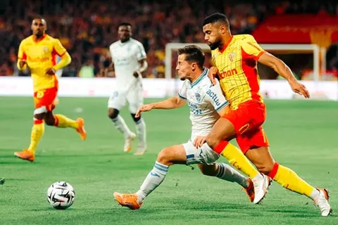 لانس يهزم ستراسبورج ويتقاسم الصدارة مع مارسيليا في الدوري الفرنسي